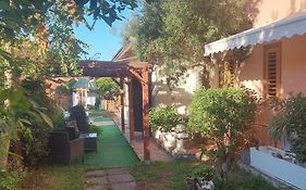 stanza in villa con giardino con box doccia idromassaggio rent a car