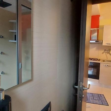 stanza in villa con giardino con box doccia idromassaggio rent a car Aci Bonaccorsi Esterno foto