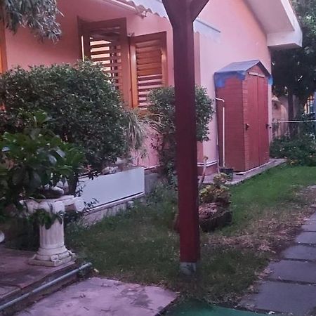 stanza in villa con giardino con box doccia idromassaggio rent a car Aci Bonaccorsi Esterno foto