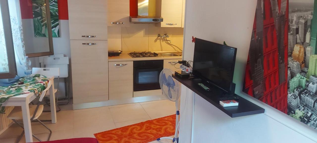 stanza in villa con giardino con box doccia idromassaggio rent a car Aci Bonaccorsi Esterno foto