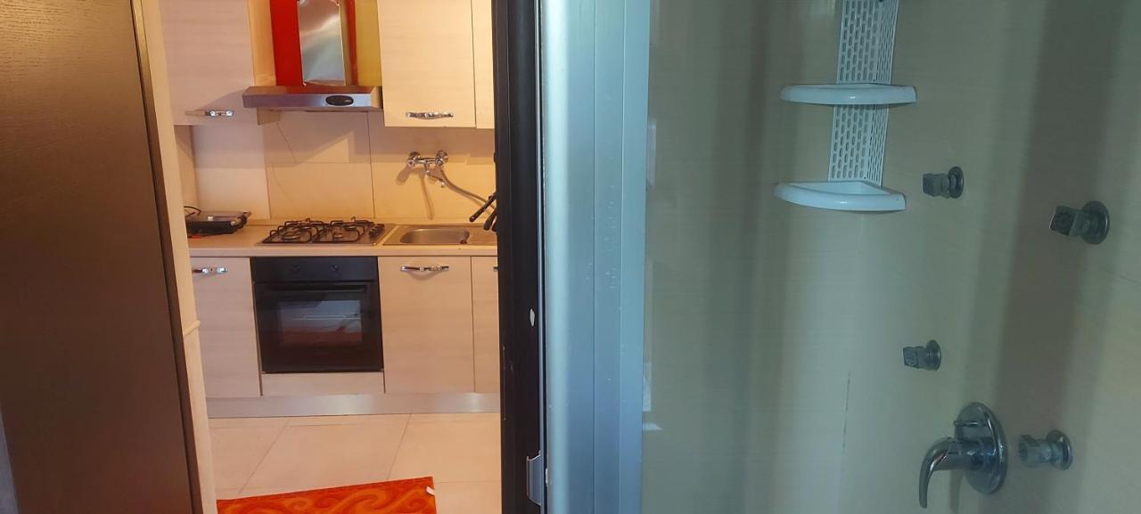 stanza in villa con giardino con box doccia idromassaggio rent a car Aci Bonaccorsi Esterno foto
