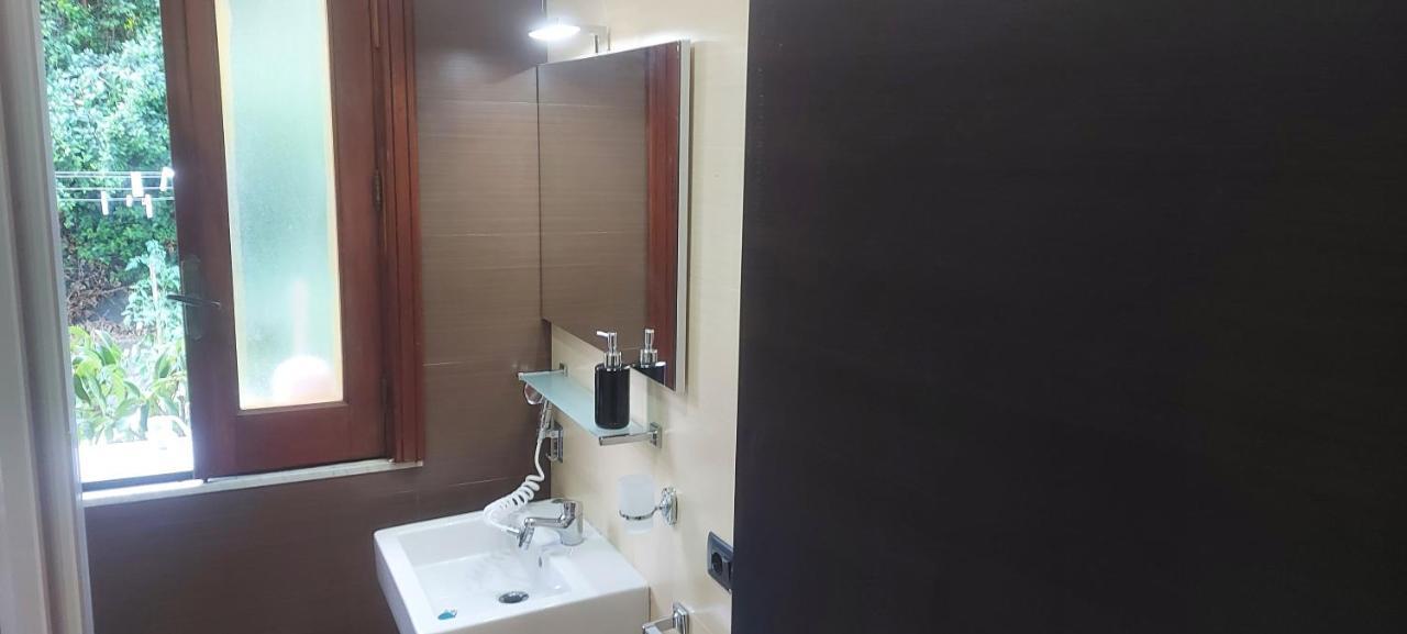 stanza in villa con giardino con box doccia idromassaggio rent a car Aci Bonaccorsi Esterno foto