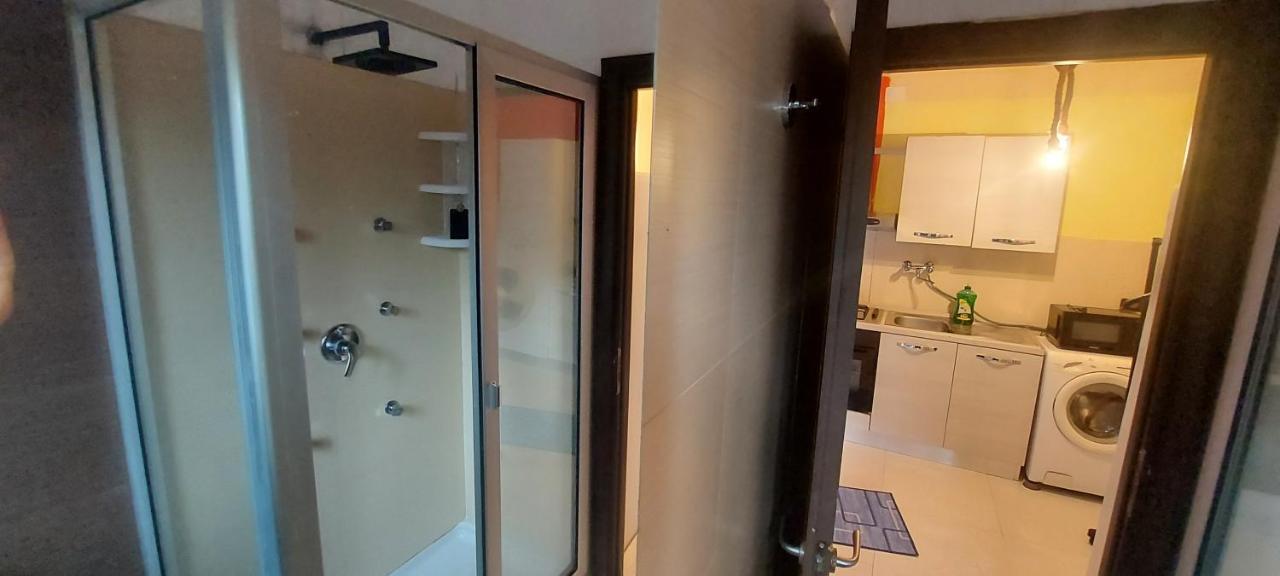 stanza in villa con giardino con box doccia idromassaggio rent a car Aci Bonaccorsi Esterno foto