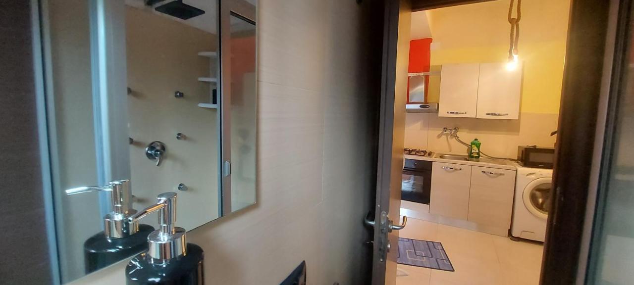 stanza in villa con giardino con box doccia idromassaggio rent a car Aci Bonaccorsi Esterno foto