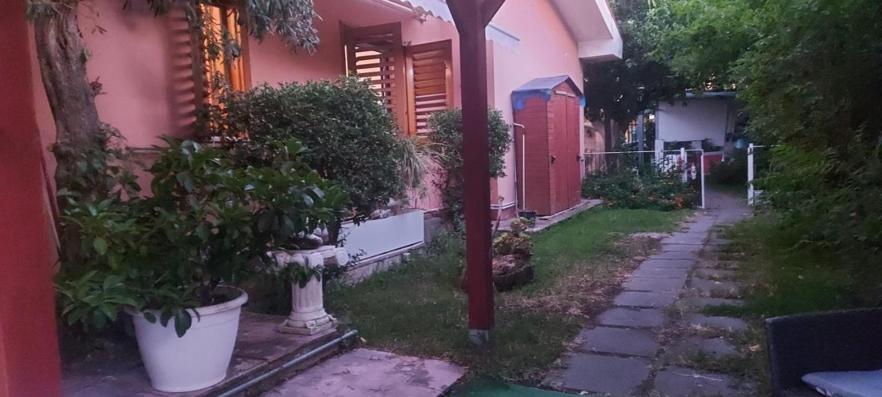 stanza in villa con giardino con box doccia idromassaggio rent a car Aci Bonaccorsi Esterno foto