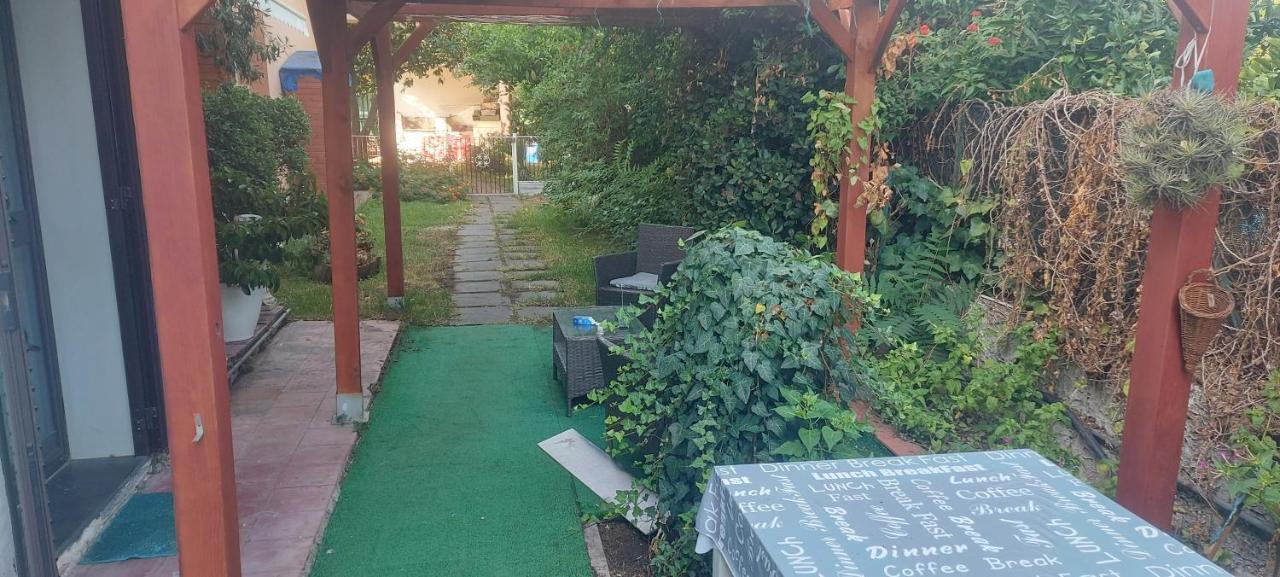 stanza in villa con giardino con box doccia idromassaggio rent a car Aci Bonaccorsi Esterno foto