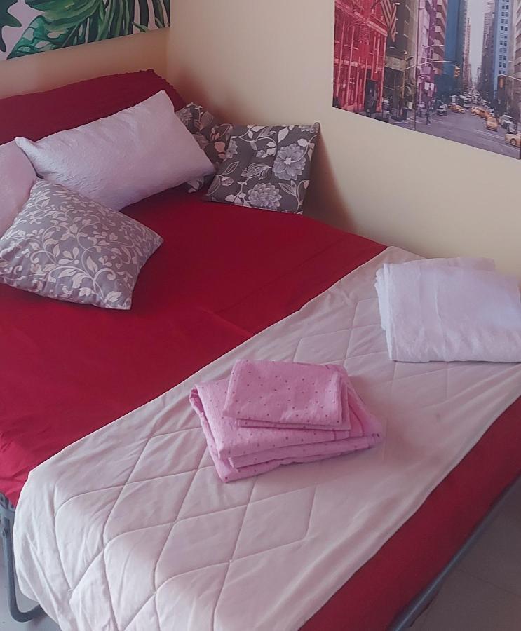 stanza in villa con giardino con box doccia idromassaggio rent a car Aci Bonaccorsi Esterno foto