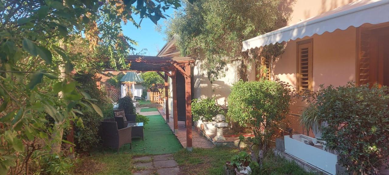 stanza in villa con giardino con box doccia idromassaggio rent a car Aci Bonaccorsi Esterno foto
