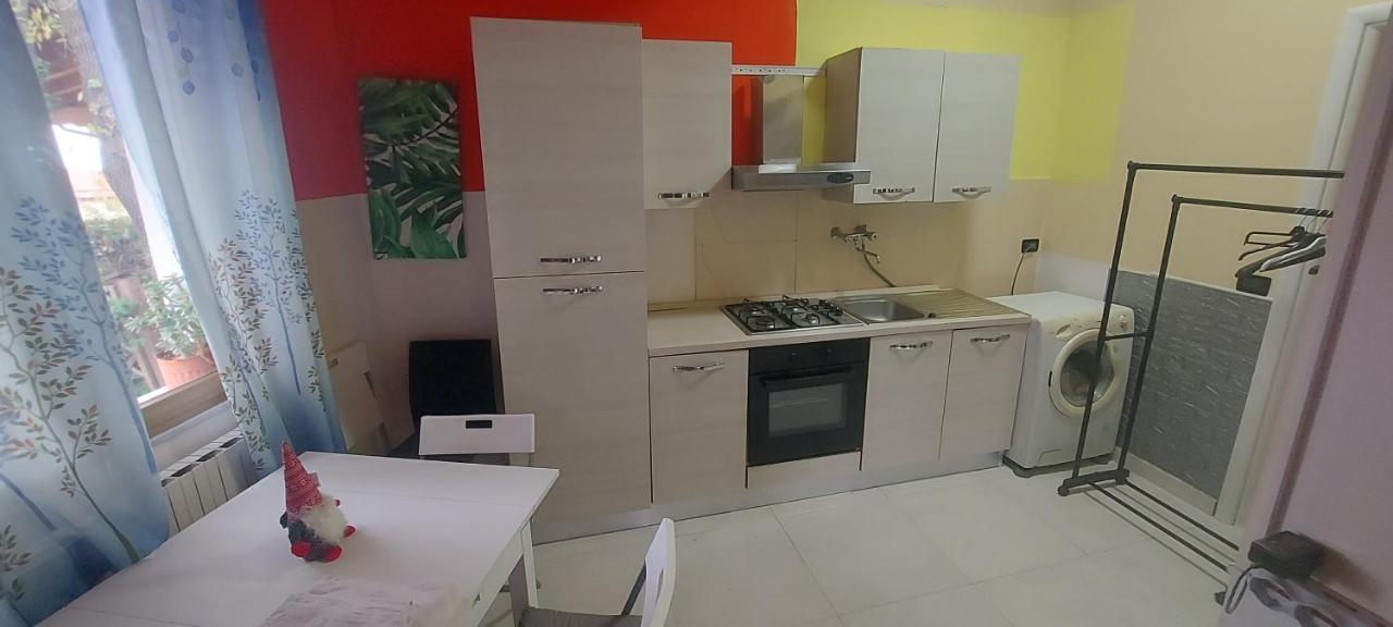 stanza in villa con giardino con box doccia idromassaggio rent a car Aci Bonaccorsi Esterno foto
